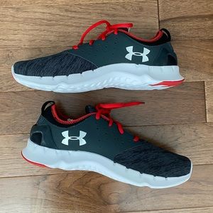 New NIB Under Armour Men Boy Sneaker size 10